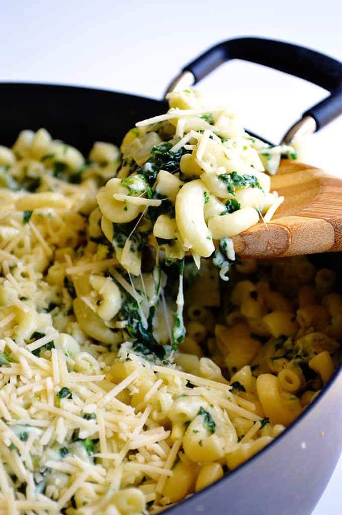 {One Pot} Spinach & Artichoke Mac and Cheese. A one dish cheesy pasta dish perfect for a family dinner. 