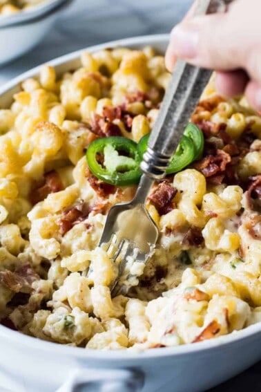 Jalapeno Popper Macaroni and Cheese! This macaroni and cheese tastes just like a jalapeño popper!! Loaded up with fresh jalapeño. Bits of crispy bacon. And the homemade sauce is made ultra creamy by adding cream cheese! You will never want another macaroni and cheese again once you try this one!